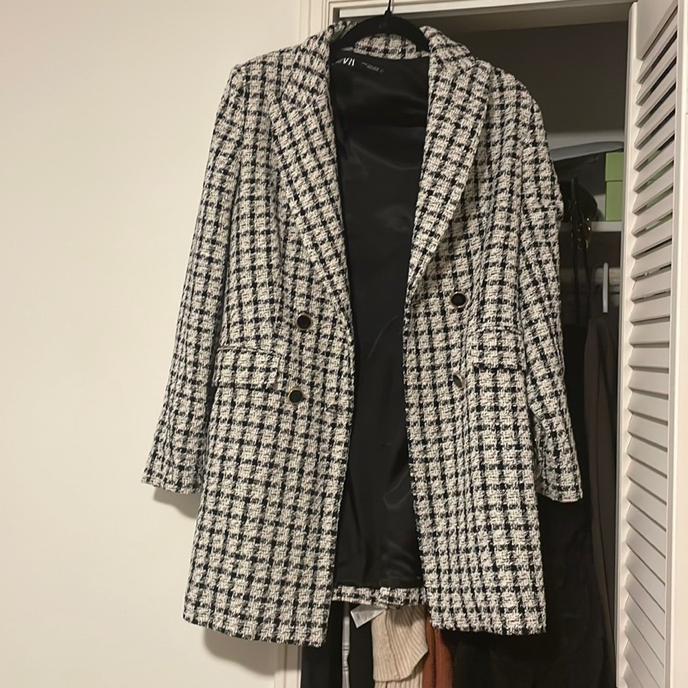 New never worn Zara jacket with collar and shoulder pads
